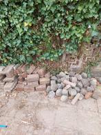 Gratis af te halen: Diverse keien en bakstenen, Tuin en Terras, Grind, Keien en Split, Overige materialen, Gebruikt, Ophalen of Verzenden