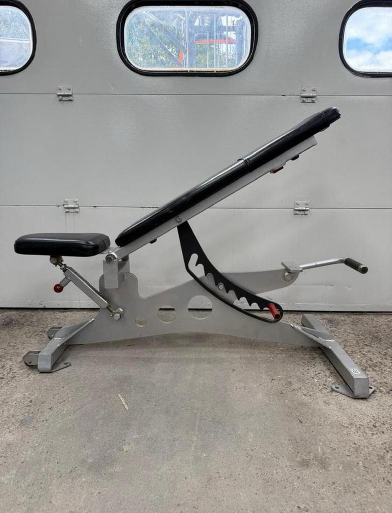 Star Trac Adjustable Bench / Verstelbare halterbank/2 stuks