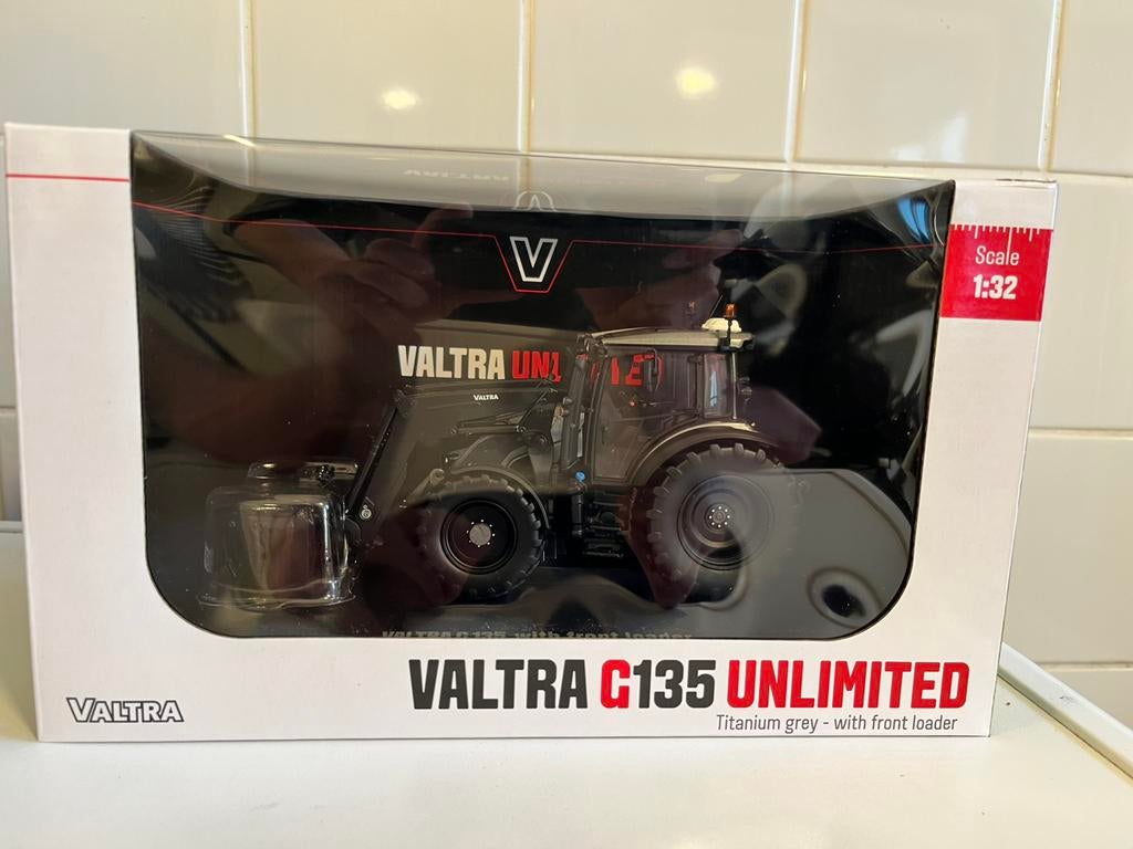 Valtra G135 met voorlader UH 1-32, Hobby en Vrije tijd, Modelauto's | 1:32, Ophalen of Verzenden, Nieuw, Tractor of Landbouw, Universal Hobbies