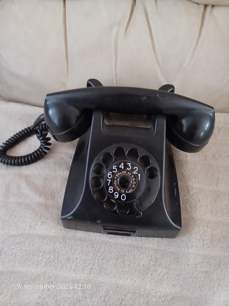 Oude ptt bakeliet telefoon voor decoratie 30€, Telecommunicatie, Vaste telefoons | Niet Draadloos, Bakeliet, Met draaischijf, Ophalen of Verzenden