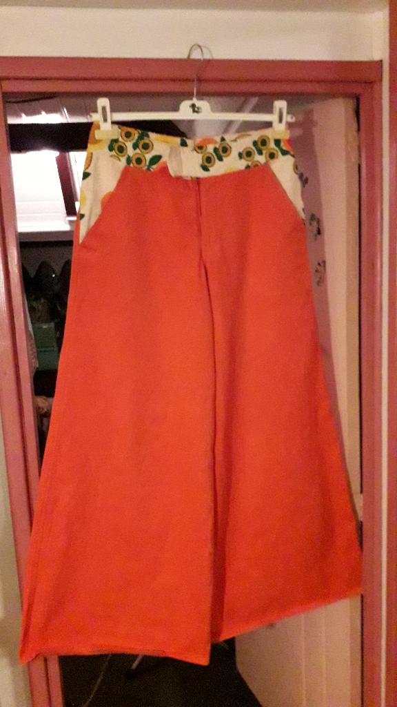 Rode broek hele wijde pijp. Huisteil Creaties. Uniek. Bieden, Huisteil Creaties, Ophalen of Verzenden, Zo goed als nieuw, Lang