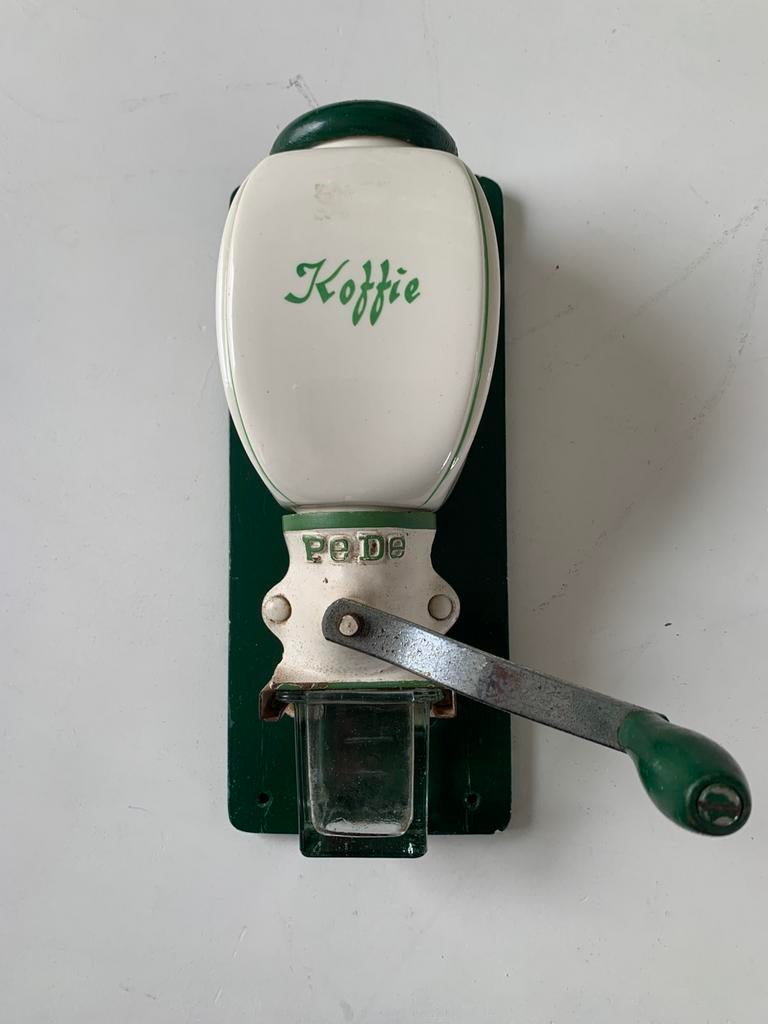 Wandkoffiemolen, Ophalen