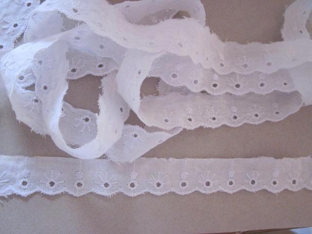 Nr 35) Aanbieding wit broderie katoenkant 10 meter € 3,50, Hobby en Vrije tijd, Naaien en Fournituren, Nieuw, Kant, Verzenden