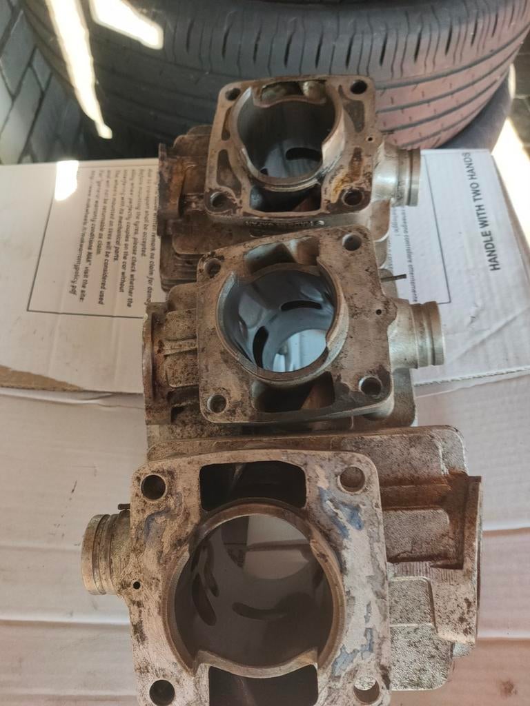 SET  CILINDERS VOOR DE SUZUKI GT - 550, Ophalen of Verzenden