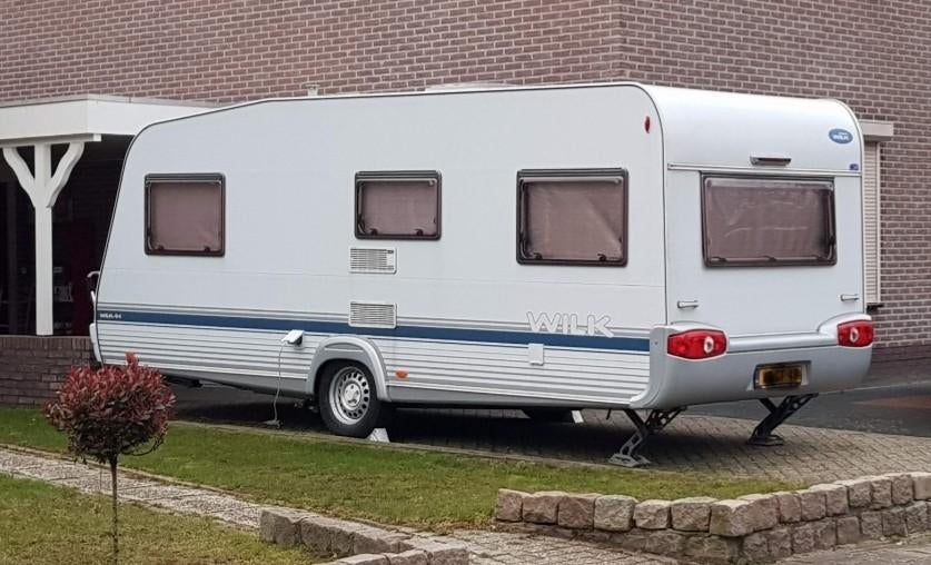 Wilk S4 530 UE:voortent, airco, enkele bedden,mover. Bj:2006, Caravans en Kamperen, Caravans, Rondzit, Particulier, 6 tot 7 meter