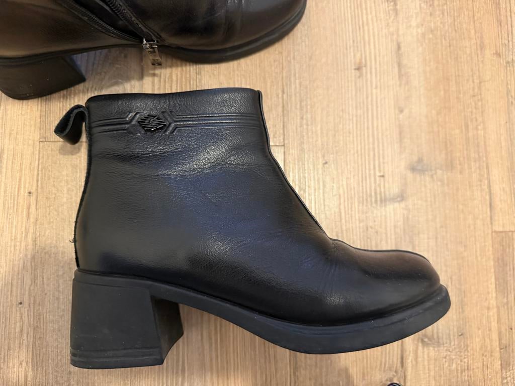 Zwarte korte laarzen met hak en warme voering, maat 235, Kleding | Dames, Schoenen, Ophalen of Verzenden, Zo goed als nieuw, Zwart