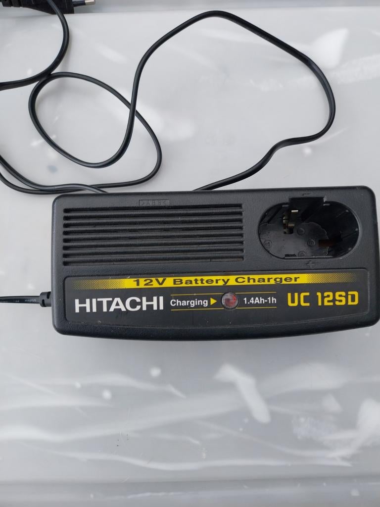 Hitachi 12V Acculader UC 12SD voor gereedschap, Ophalen of Verzenden, Gebruikt, Overige typen