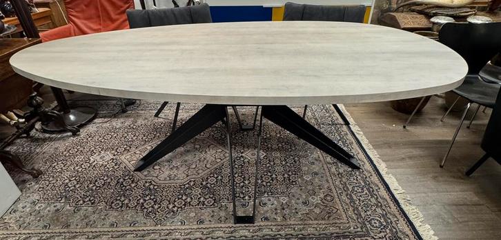 Grote tafel op spinpoot met 4 stoelen LABEL van den Berg, Huis en Inrichting, Tafels | Eettafels, Zo goed als nieuw, 100 tot 150 cm