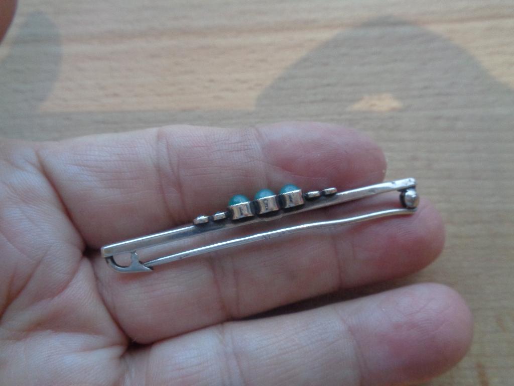 zilveren antieke broche met groene stenen [622], Verzenden, Zilver, Broche