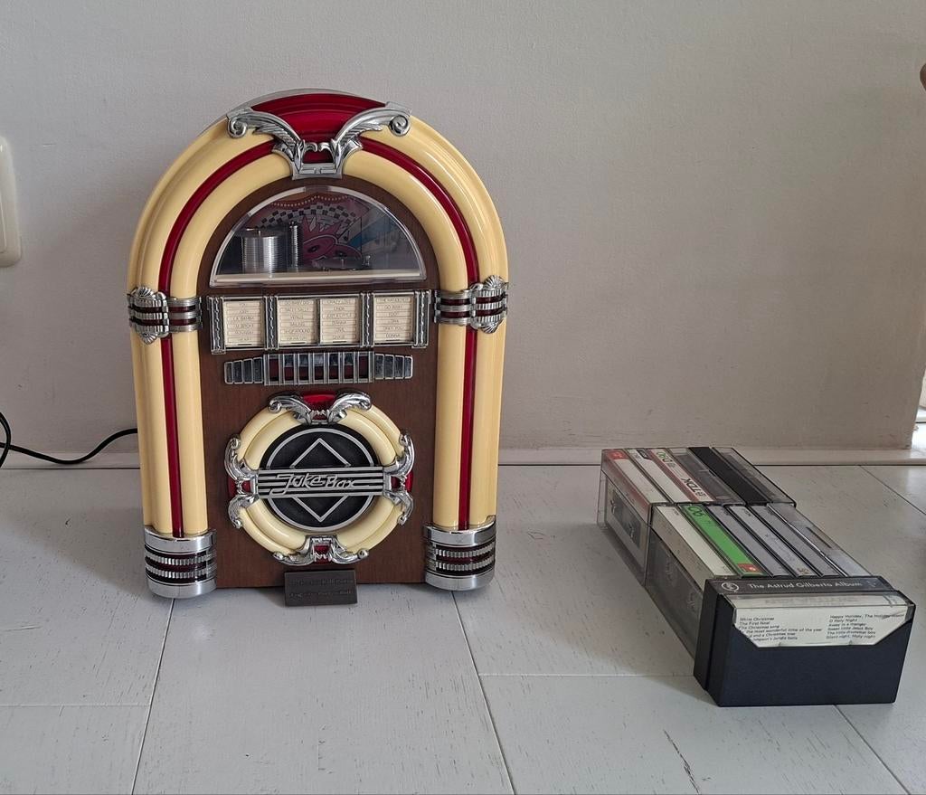 Vintage jukebox radio met 14 cassettes, Verzamelen, Automaten | Jukeboxen, Ophalen of Verzenden, Gebruikt, 1970 tot heden, Overige merken