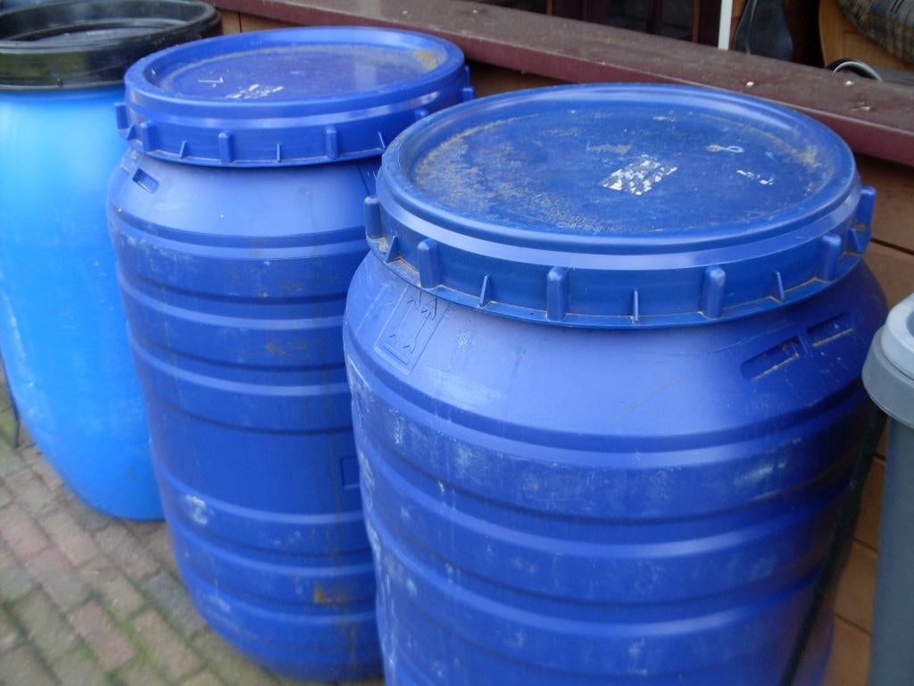 Kunststof regentonnen., Tuin en Terras, Regentonnen, 150 liter of meer, Ophalen, Gebruikt, Kunststof