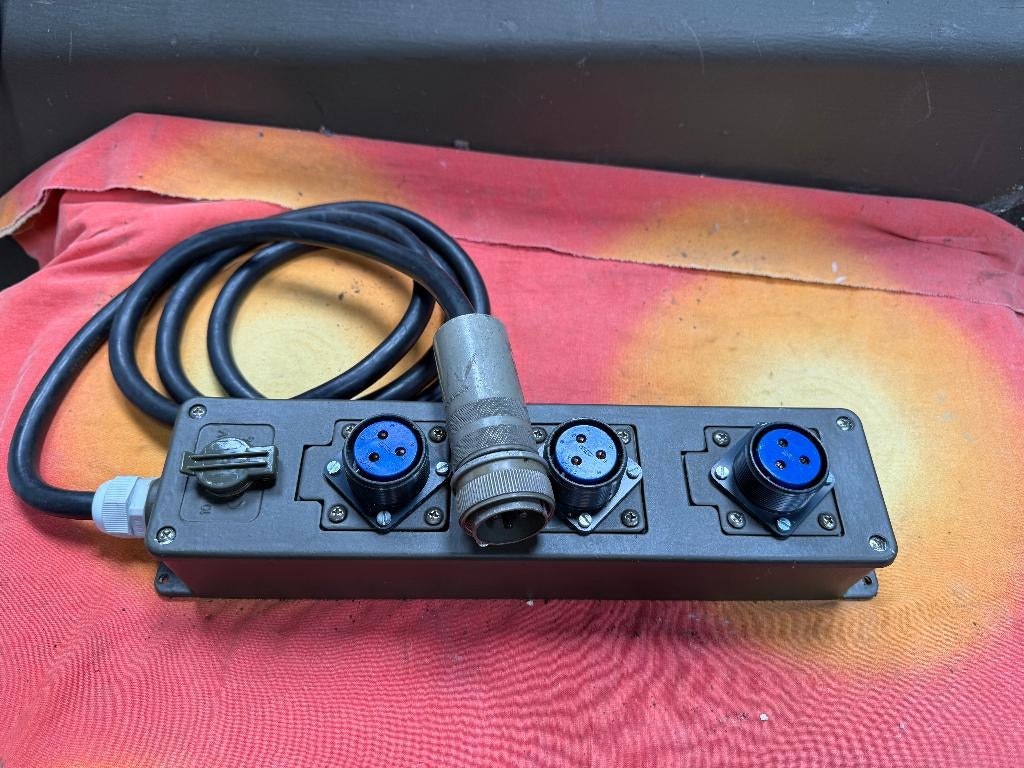 Daf YA 126  24 Volt stekkerblok voor Radio's in laadbak, Verzamelen, Militaria | Algemeen, Ophalen of Verzenden, Landmacht, Nederland