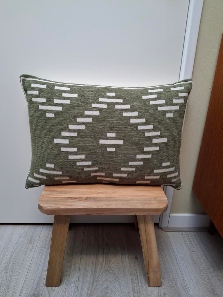 Groen sierkussen olijf kleur met geometrisch patroon, Ophalen of Verzenden, Nieuw, Groen, Vierkant