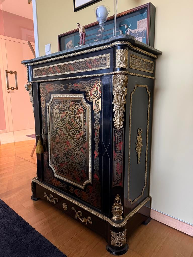 Zwart kabinet met goudkleurige versieringen, Ophalen of Verzenden