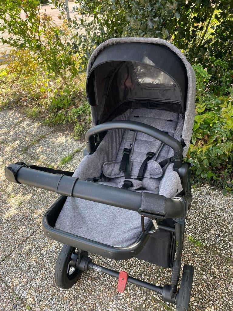 Thule sleek duo kinderwagen met mooie reiswieg, Ophalen, Zo goed als nieuw, Zonnekap
