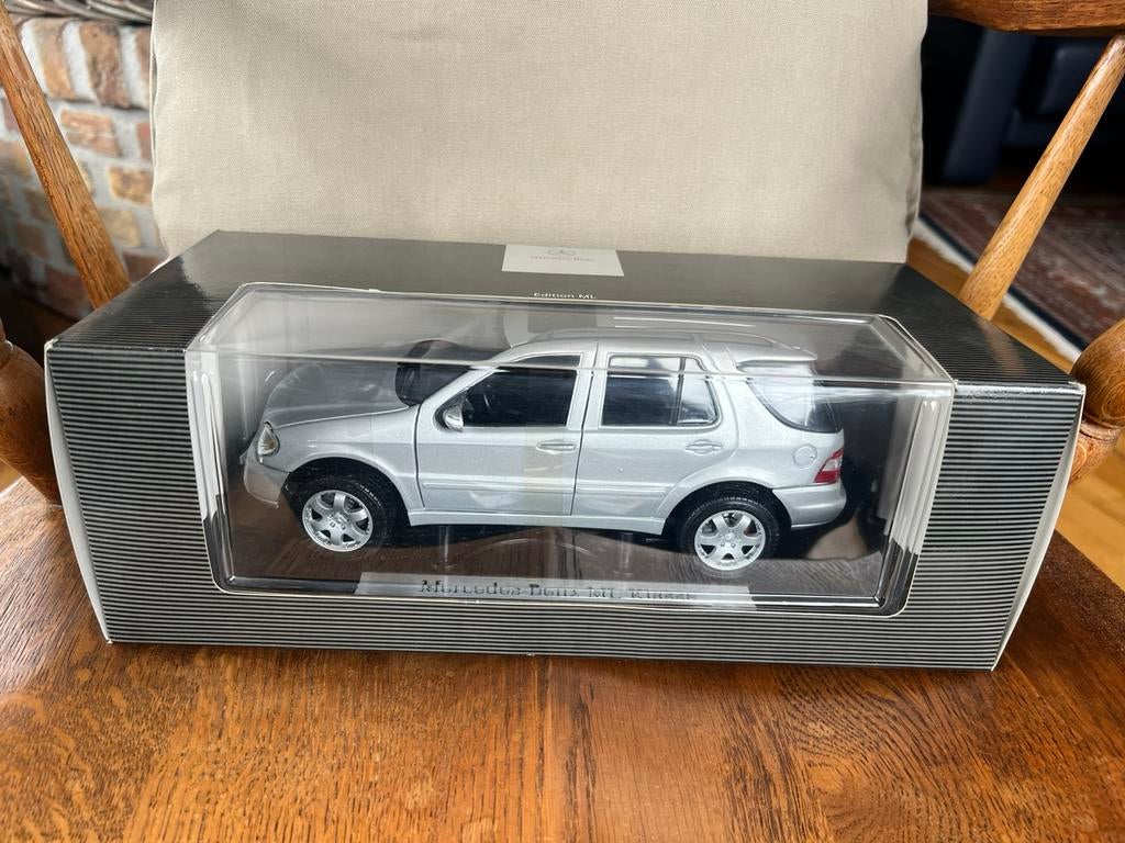 NIEUW GESEALD IN VERPAKKING (1:18) Mercedes-Benz ML-Klasse, Ophalen of Verzenden, Nieuw, Auto, Overige merken