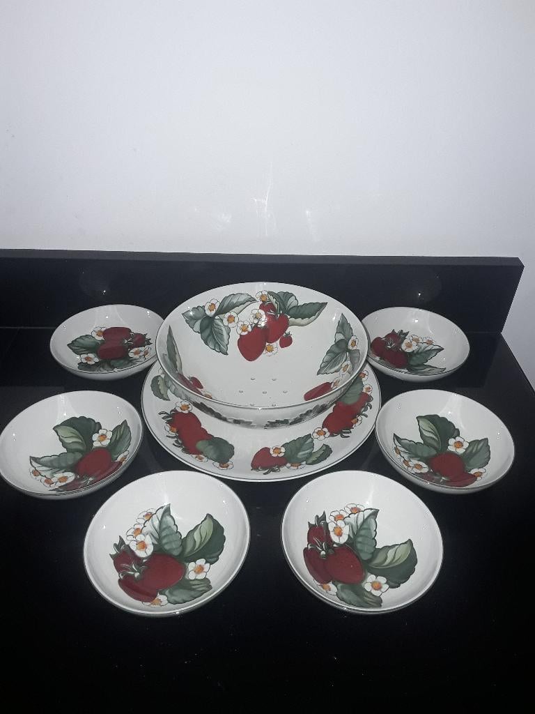 Villeroy en boch Fruittest&6schaaltjes met aardbeiendecor, Antiek en Kunst, Antiek | Servies los, Verzenden