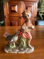 Vintage beeldje: meisje met kalkoen en eieren, Ophalen of Verzenden, Gebruikt, Mens