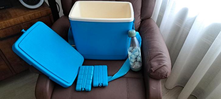 te koop schouder blauwe koelbox met 2 koel en 1 fles, Caravans en Kamperen, Koelboxen, Nieuw, Koelbox, Koelelement, Ophalen of Verzenden