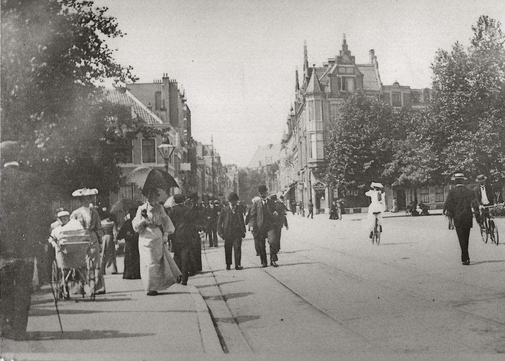 Utrecht Chique dames met parasol Foto 24-17 cm, Ophalen of Verzenden, Voor 1920, Ongelopen, Utrecht