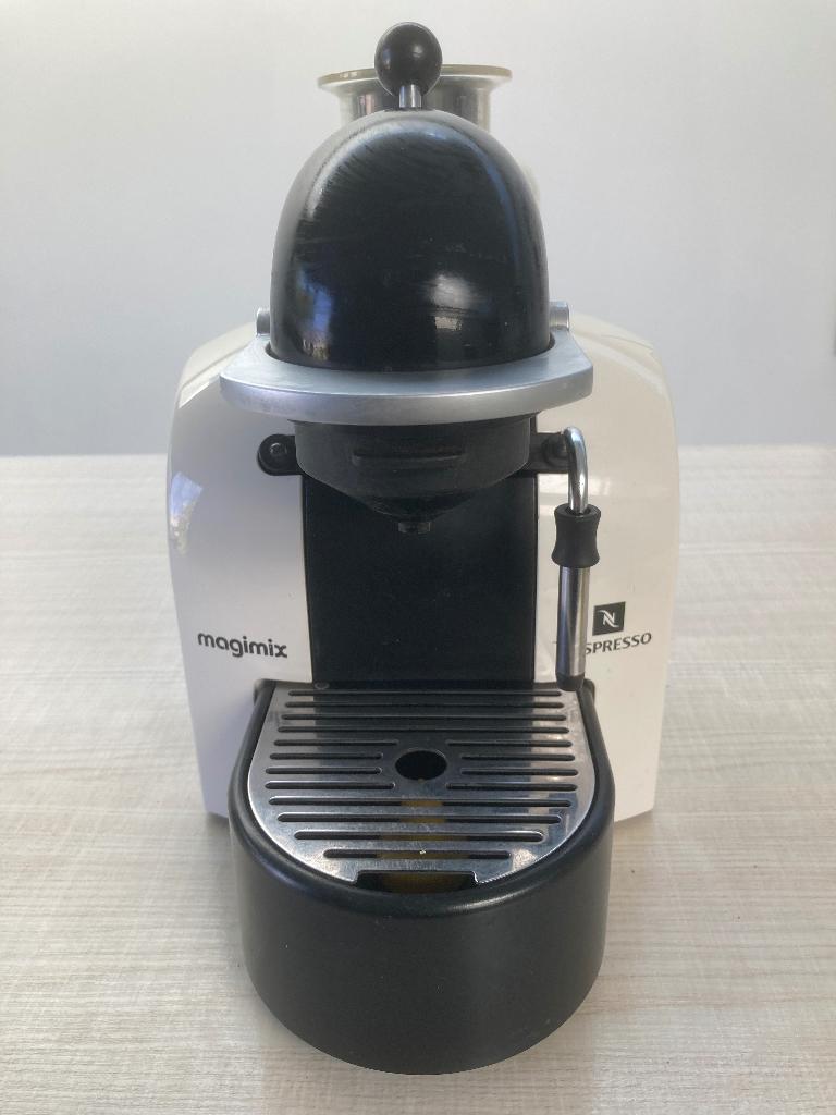 Nespresso MAGIMIX M200, Koffiepads en cups, Koffiemachine, Ophalen of Verzenden, Zo goed als nieuw