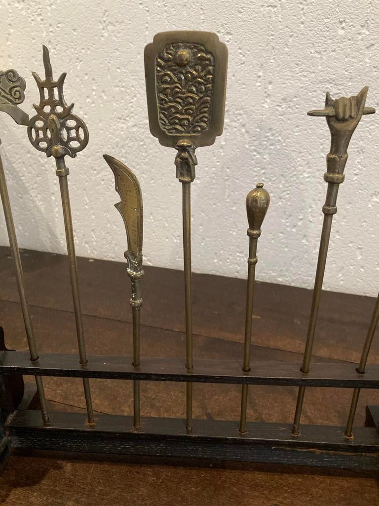 Antiek Aziatisch Miniatuur Wapenrek met Ceremonieel Wapens, Ophalen