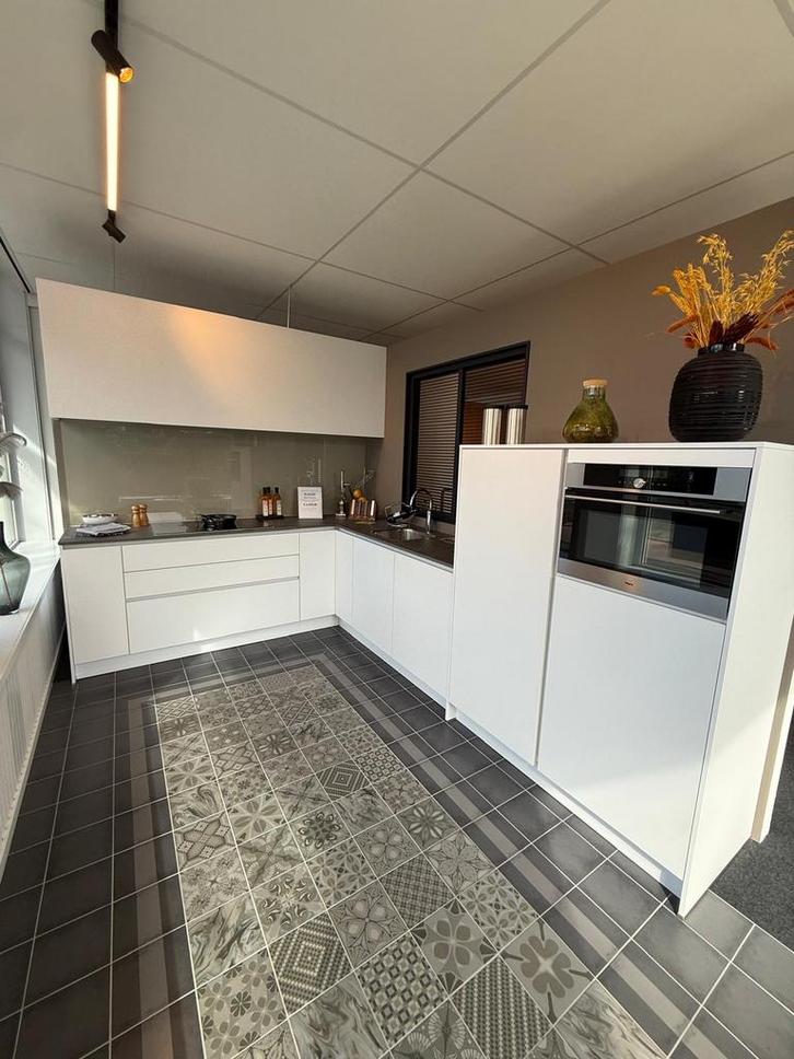 BUITENKANS!!!! Showroom keuken met apparatuur, Huis en Inrichting, Keuken | Complete keukens, Zo goed als nieuw, Hoekkeuken, Wit