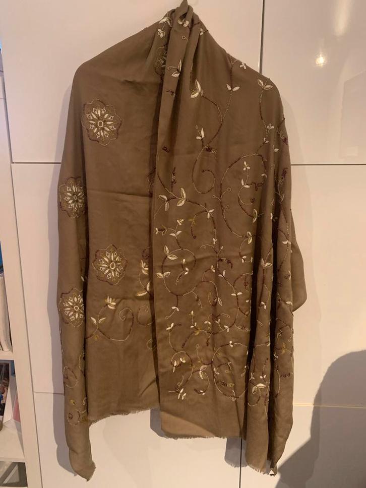 Prachtige cashmere sjaal met kralen en patronen, Kleding | Dames, Mutsen, Sjaals en Handschoenen, Zo goed als nieuw, Sjaal, Maat 46/48 (XL) of groter