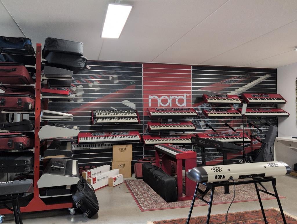 SALE SALE SALE, 30 tot 40 modellen + accessoires in showroom, Ophalen of Verzenden, Zo goed als nieuw, Clavia DMI AB, Midi-aansluiting