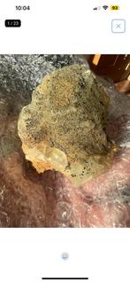 Raw Green Fluorite specimen with lots of pyriet sparkles on, Ophalen of Verzenden