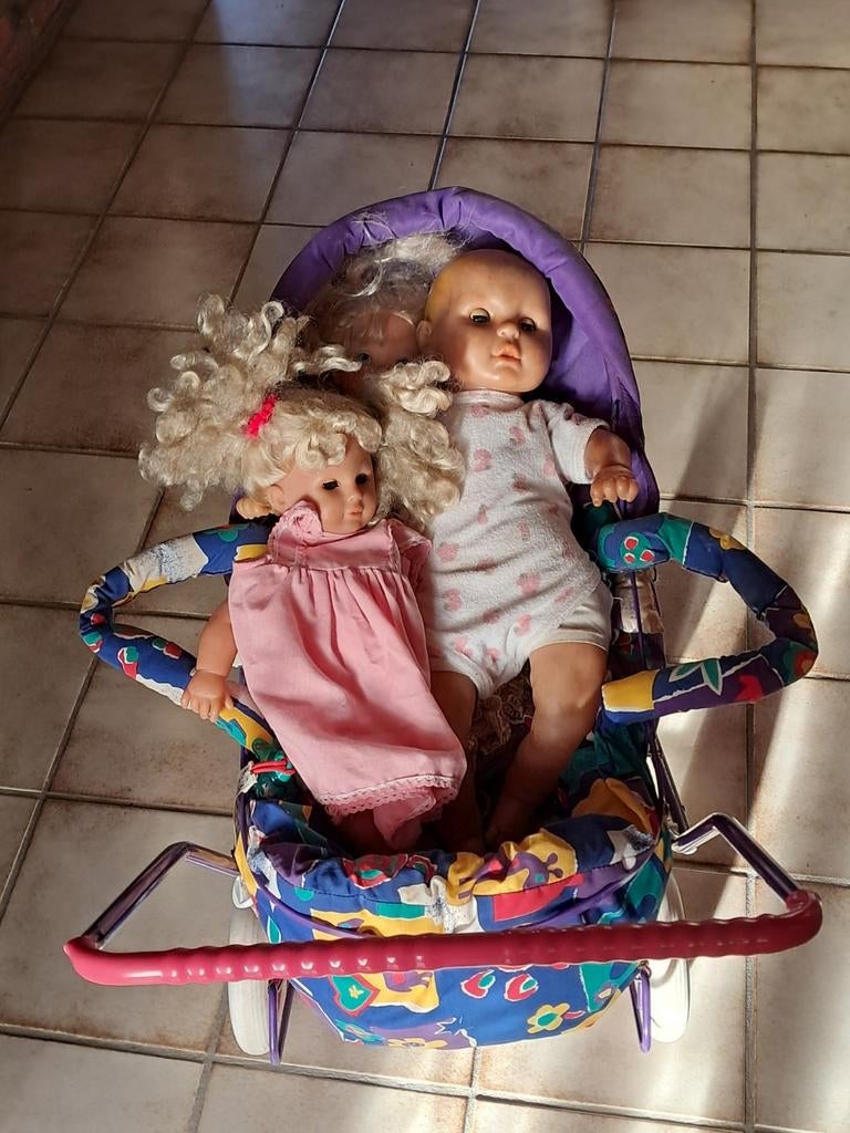 Paarse poppenwagen met twee poppen, Ophalen of Verzenden