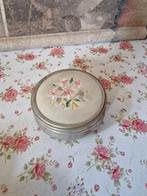 Oud sieradendoosje geborduurde boeket bloemen, Ophalen of Verzenden