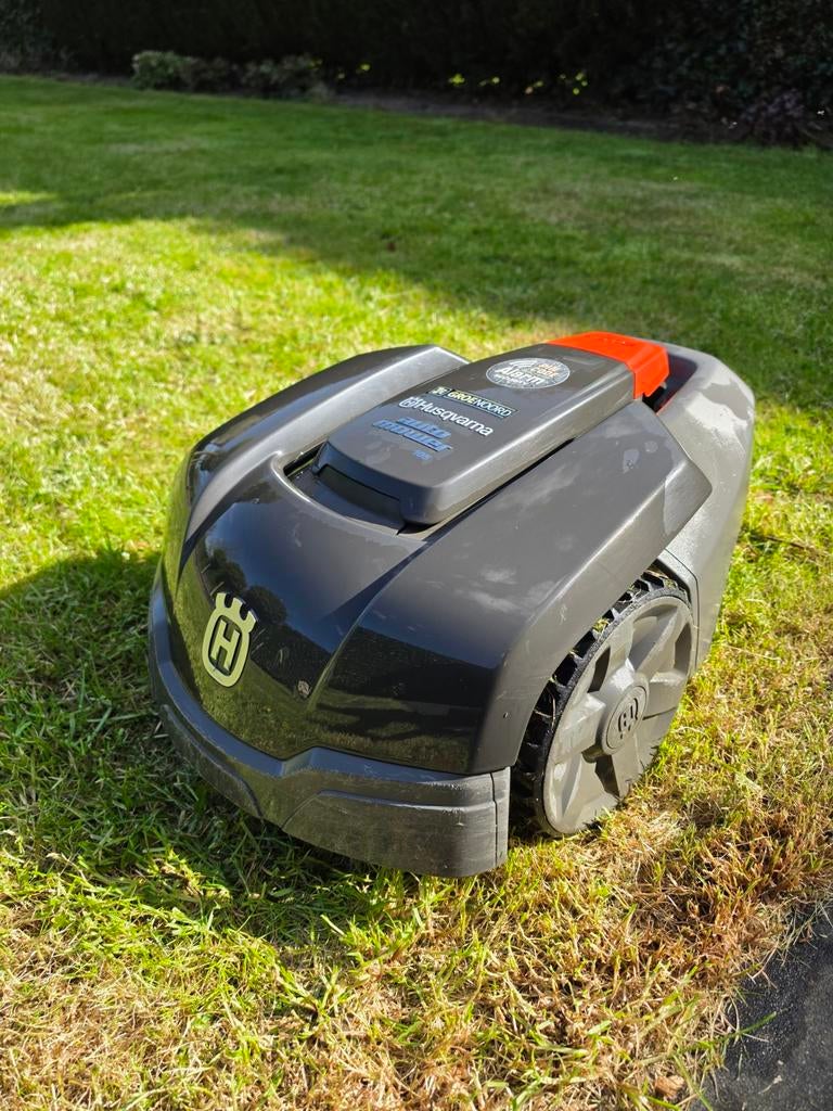 Husqvarna Automower 105 incl. laadstation en nieuwe mesjes, Ophalen of Verzenden, Gebruikt, Minder dan 20 cm, Husqvarna