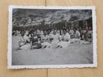 Kleine foto: Groep vriendinnen, dagje naar het strand, 1937, Gebruikt, Foto, Ophalen of Verzenden, Voor 1940