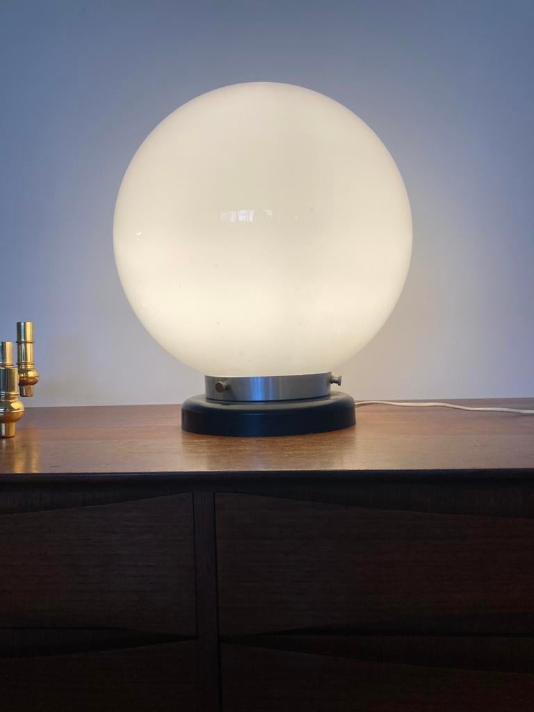 Fraaie globe vintage tafellamp jaren ‘60, Huis en Inrichting, Lampen | Tafellampen, Ophalen, Gebruikt, Glas, Minder dan 50 cm