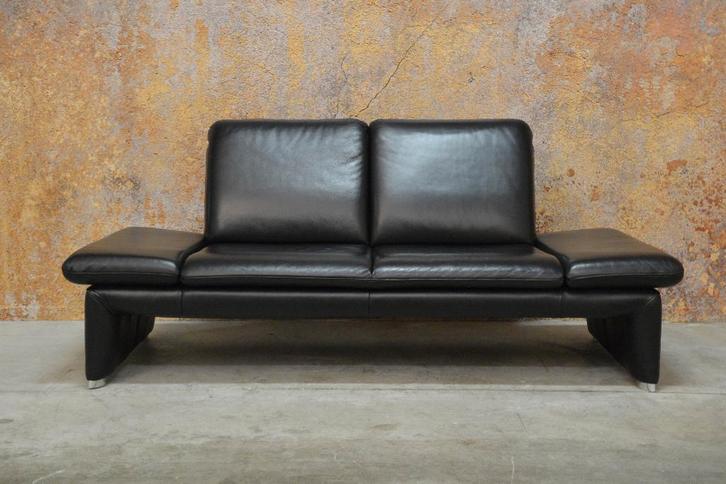 IZG staat zwarte leren Framati design bank (2beschikbaar), Huis en Inrichting, Banken | Bankstellen, Zo goed als nieuw, Rechte bank