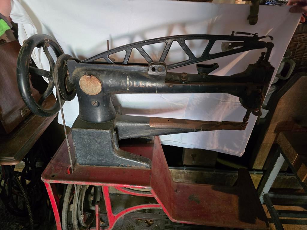 Antieke schoenmakersnaaimachine Adler, Ophalen