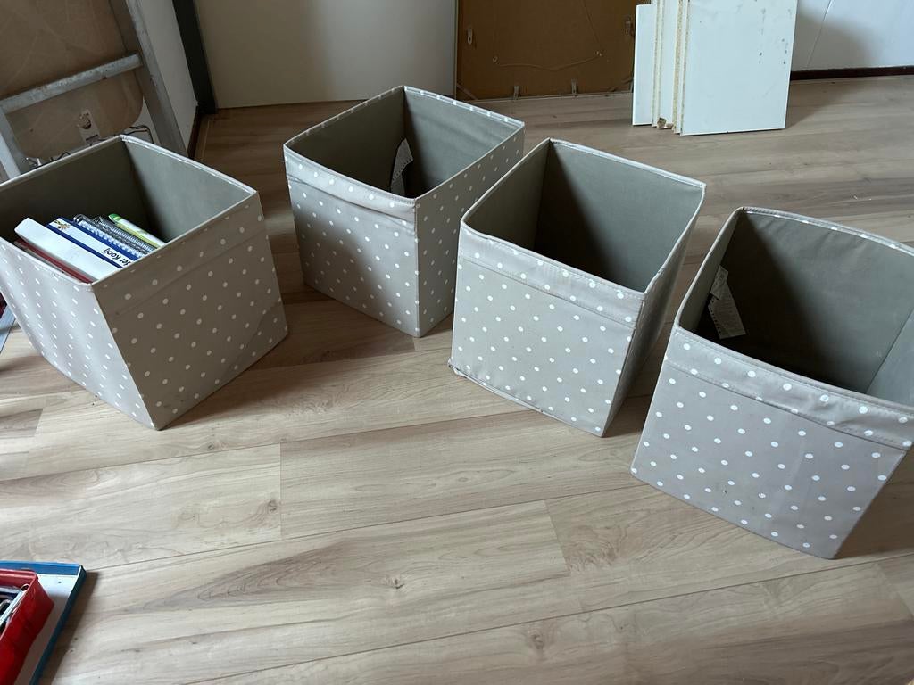 4 IKEA Kallax bakken / manden - beige met stippen, Ophalen of Verzenden, Gebruikt, Overige materialen, Minder dan 50 cm