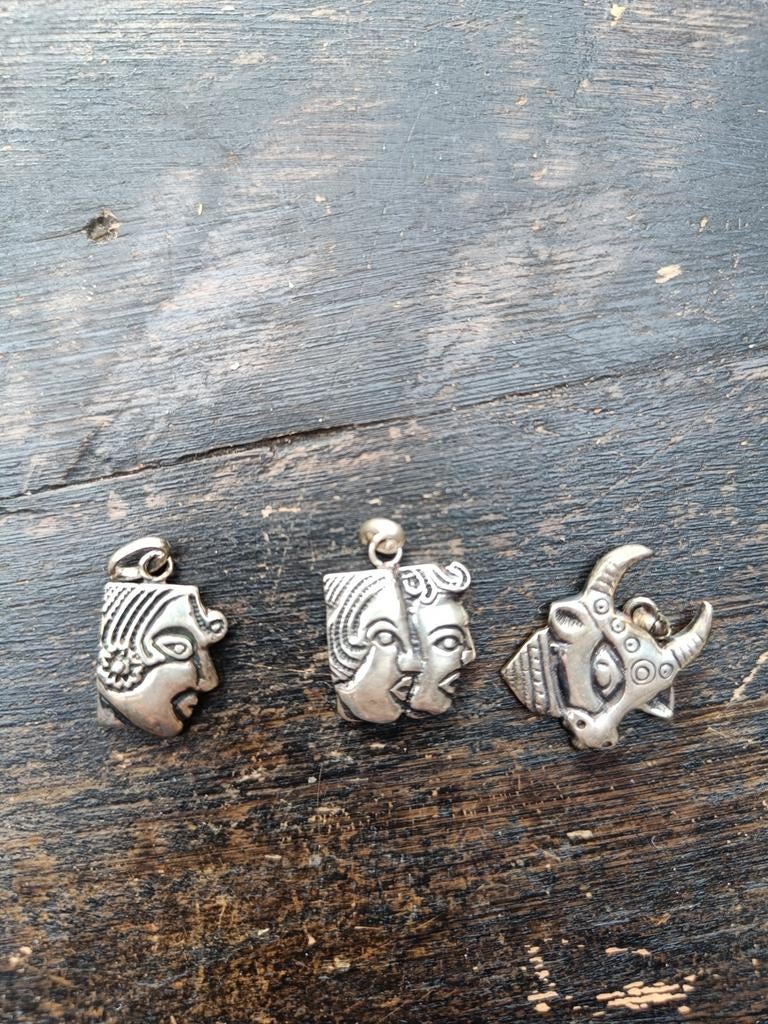 Zilveren hangers: Maagd, Tweeling, Stier, Gebruikt, Overige voorstellingen, Ophalen of Verzenden, Zilver