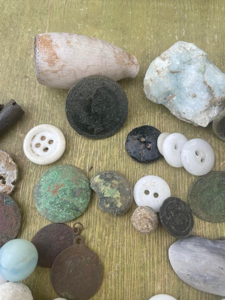 Kavel bodemvondsten: knoop, zak heiligen, nestels, pijpenkop, Ophalen of Verzenden, Gebruikt