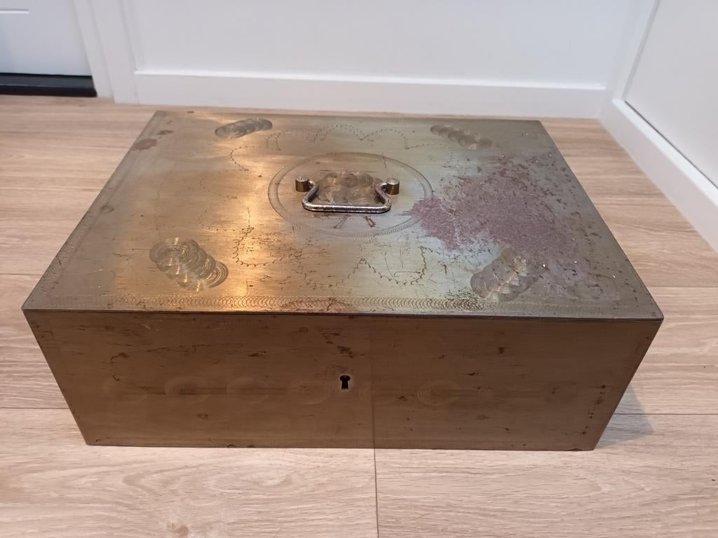 Antieke metalen kluis met decoratieve gravures, Ophalen, Gebruikt, Brandkast