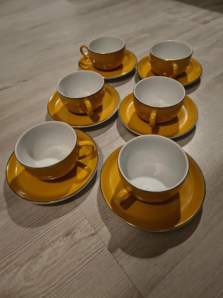Vintage okerkleurige kopjes met goud randje, Ophalen