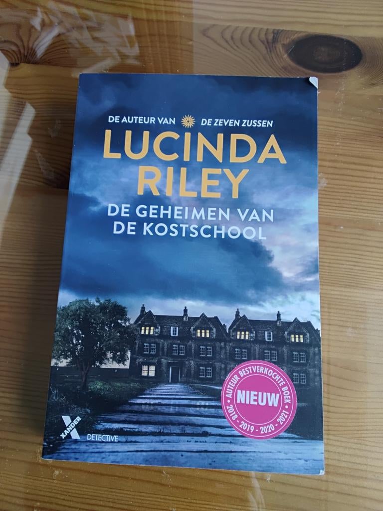 Lucinda Riley - De geheimen van de kostschool, Ophalen of Verzenden, Zo goed als nieuw, Lucinda Riley