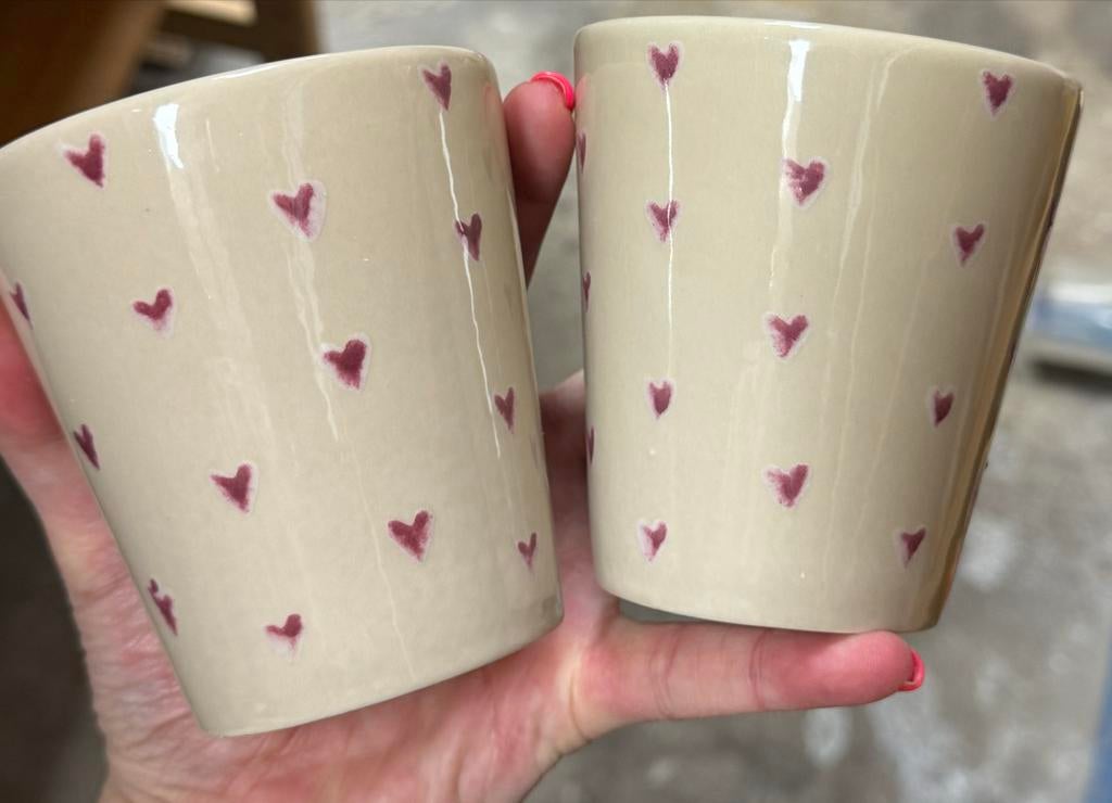 2 Sissy-Boy keramieken mokken met handgeschilderde hartjes, Keramiek, Ophalen of Verzenden, Zo goed als nieuw, Overige stijlen