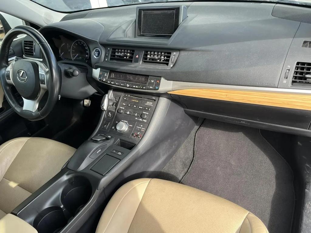 Lexus CT 200h Luxury Line TREKHAAK+MARK LEVINSO € 12.400,0, 136 pk, Gebruikt, 4 cilinders, Wit