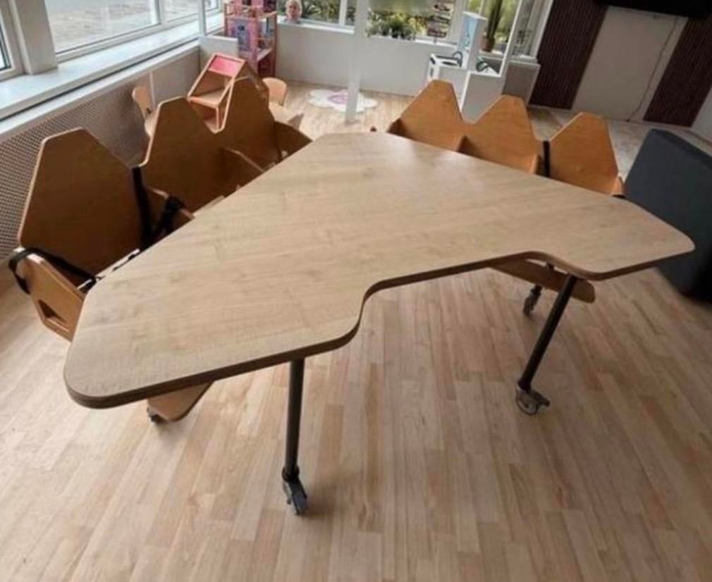 Gezocht! babyvoedingstafel met meerdere zitplaatsen, Ophalen, Zo goed als nieuw, Overige typen, Gordel(s)