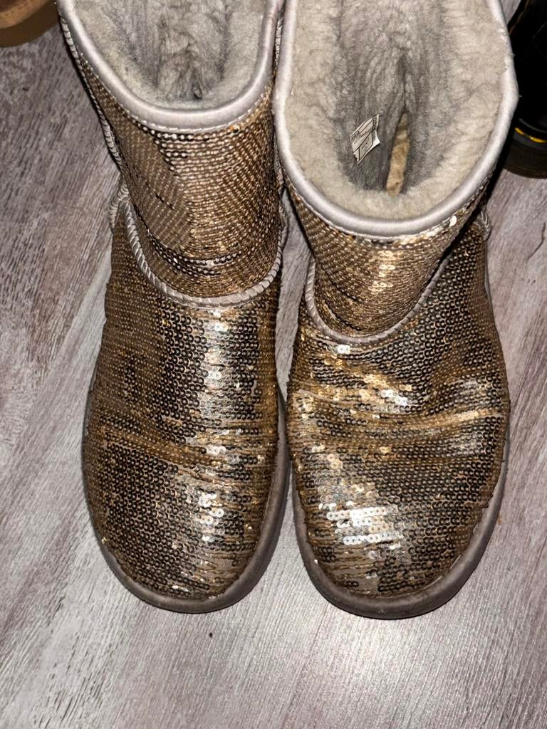 Uggs maat 38 met lovers, Overige kleuren, Lage of Enkellaarzen, Ophalen of Verzenden, Gedragen