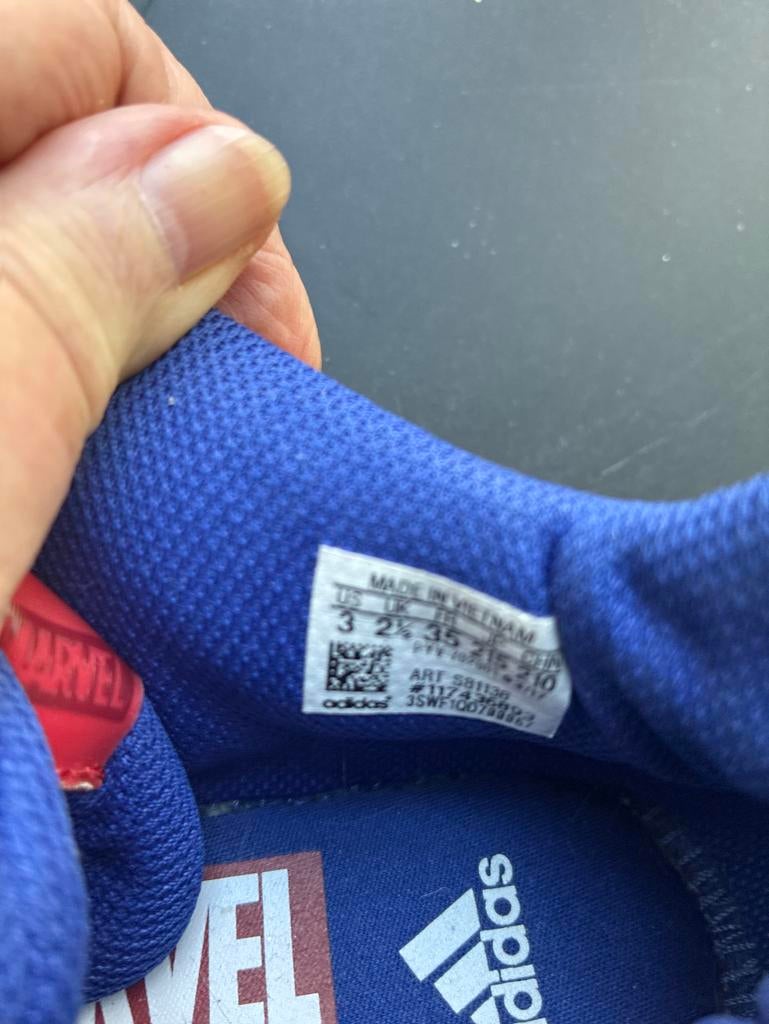 Adidas Marvel Cloudfoam Sneakers Maat 35, Kinderen en Baby's, Kinderkleding | Schoenen en Sokken, Ophalen, Zo goed als nieuw
