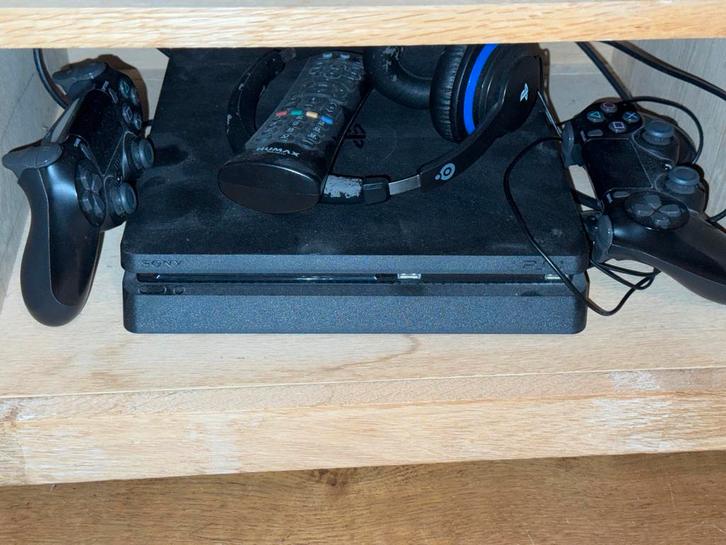 PlayStation 4 Slim 1TB met 2 controllers, Spelcomputers en Games, Spelcomputers | Sony PlayStation 4, Gebruikt, Slim, 1 TB, Met 2 controllers