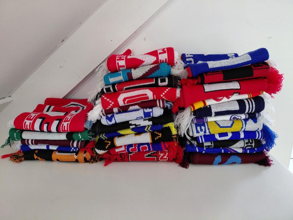 27 voetbalsjaals van Engelse en Schotse clubs, Verzamelen, Sportartikelen en Voetbal, Ophalen of Verzenden, Zo goed als nieuw